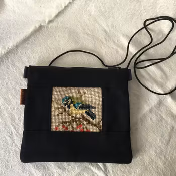 Liten broderad väska
