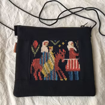 Liten broderad väska