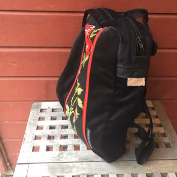 Ryggsäck i sammet m handbroderi