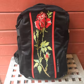 Ryggsäck i sammet m handbroderi