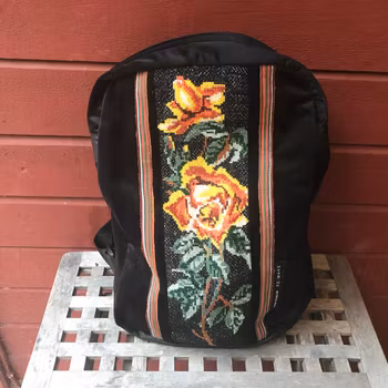 Ryggsäck i sammet m handbroderi