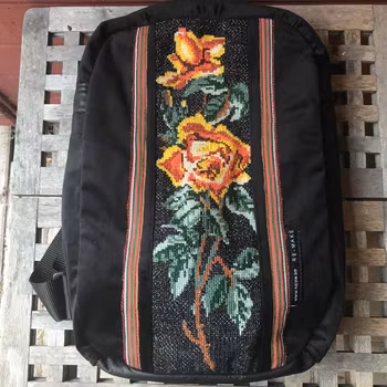 Ryggsäck i sammet m handbroderi