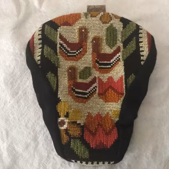 Cykelsadelskydd. Återbrukat handbroderi.