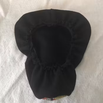 Cykelsadelskydd. Återbrukat handbroderi.