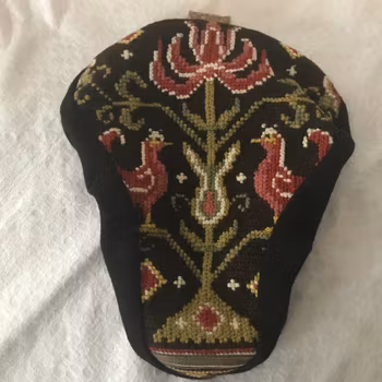 Cykelsadelskydd. Återbrukat handbroderi.