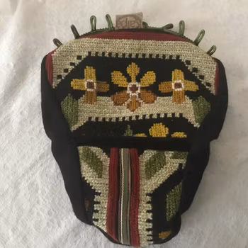 Cykelsadelskydd. Återbrukat handbroderi.