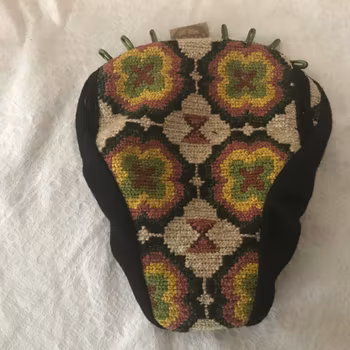 Cykelsadelskydd. Återbrukat handbroderi.