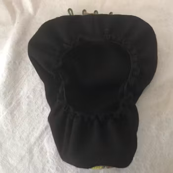 Cykelsadelskydd. Återbrukat handbroderi.
