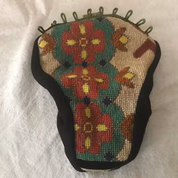 Cykelsadelskydd. Återbrukat handbroderi.