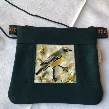 Väska i vadmal med handbroderi