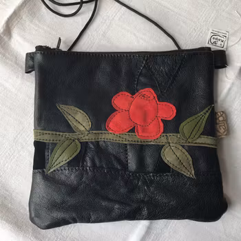 Liten Skinnväska m rosenmotiv