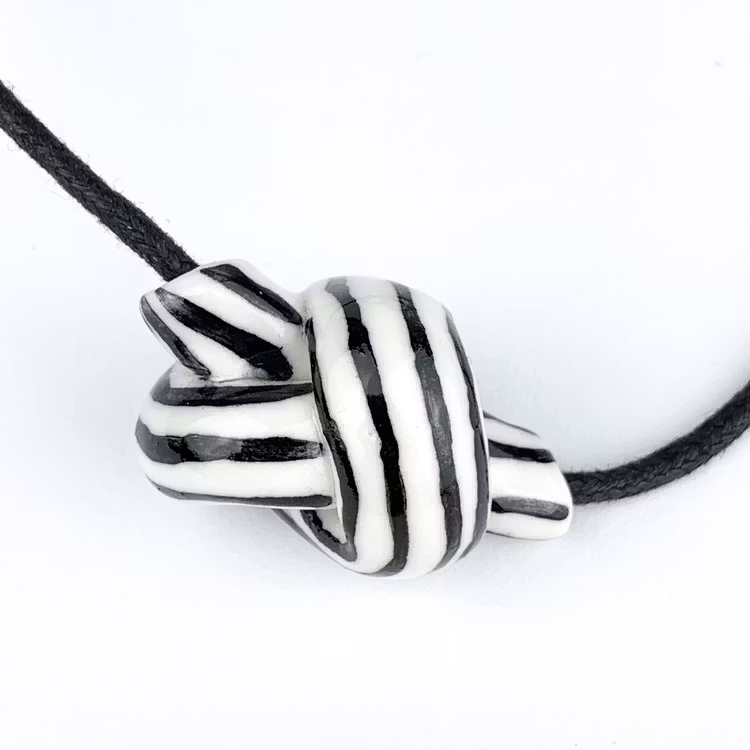 Halsband Knuten av Tove Tengå