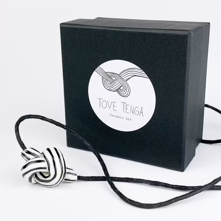 Halsband Knuten av Tove Tengå