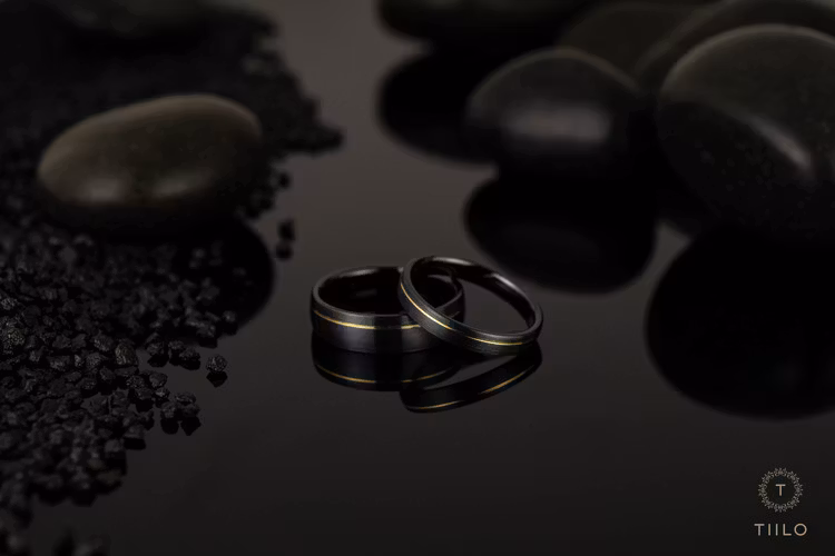 Svart titan med inlagt 18k guld, par