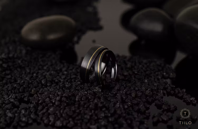 Svart titan med inlagt 18k guld, par