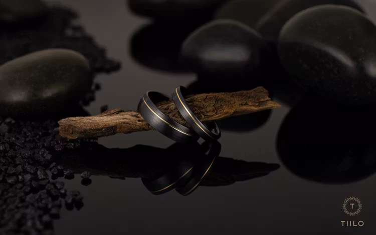 Svart titan med inlagt 18k guld, par