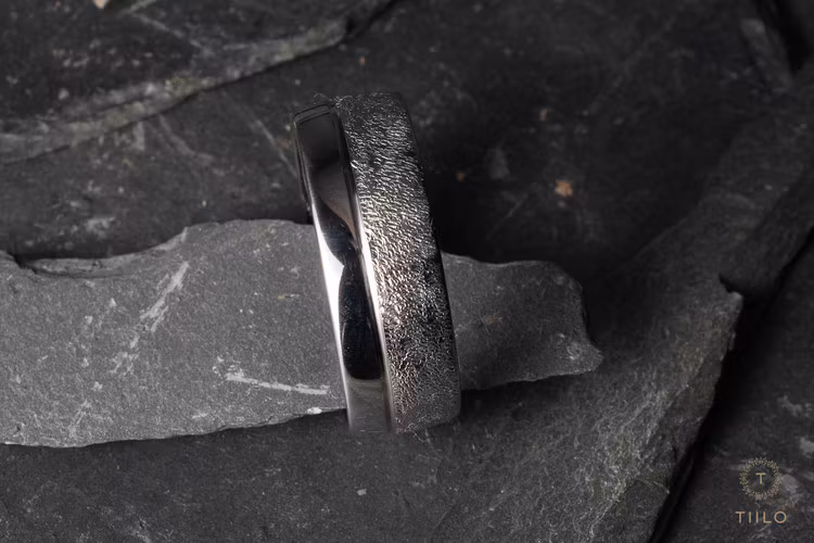 Titanring med nålhamrad yta