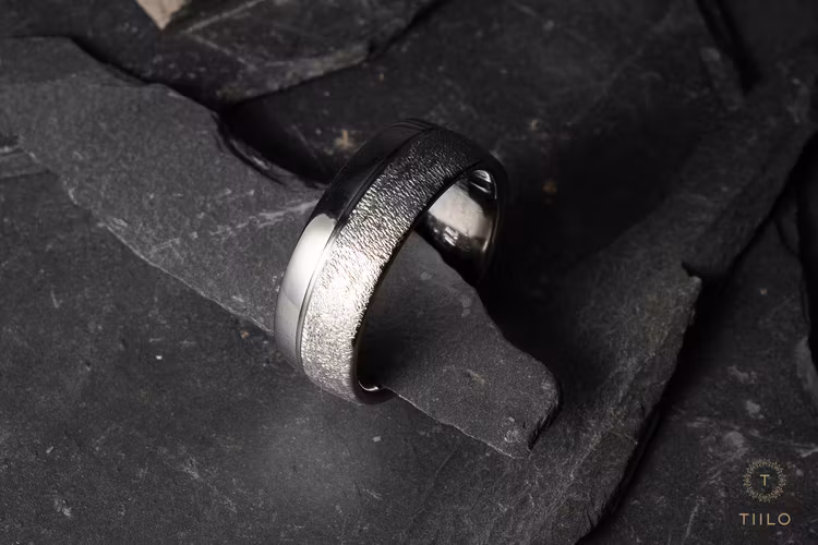 Titanring med nålhamrad yta