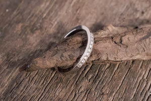 Vacker ring i vitt guld