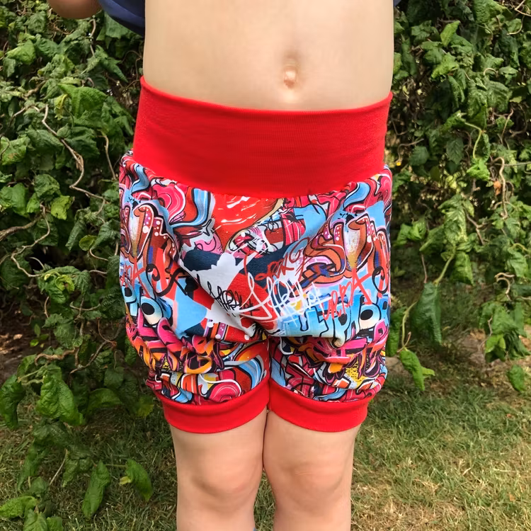 Ballongshorts för barn i ekologiskt tyg, med rund passform och mjuka muddar, handsydda i Genarp