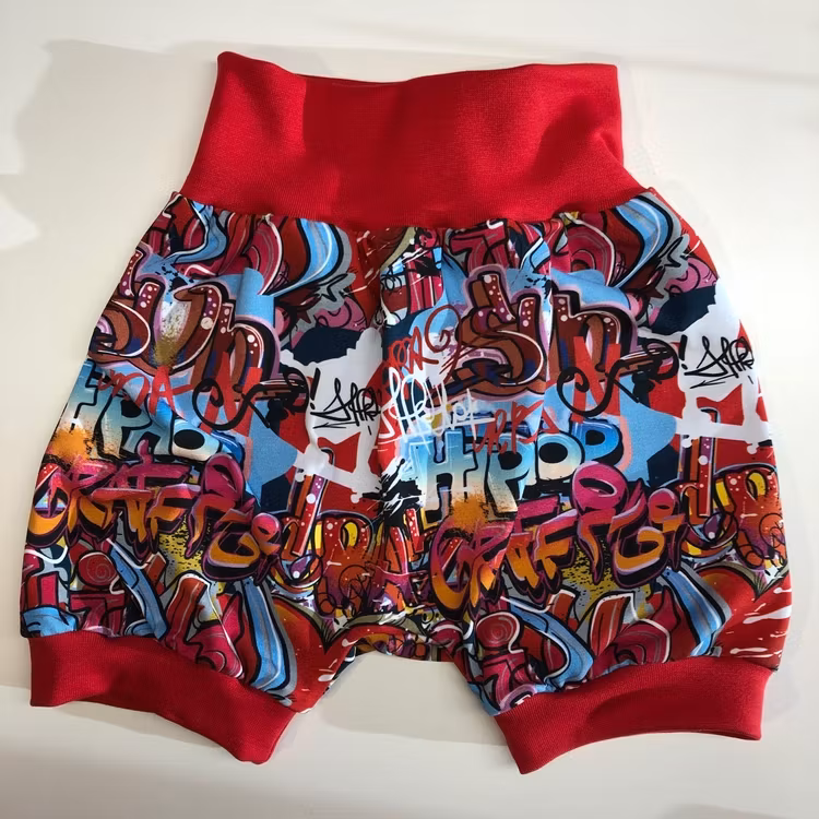 Ballongshorts för barn i ekologiskt tyg, med rund passform och mjuka muddar, handsydda i Genarp