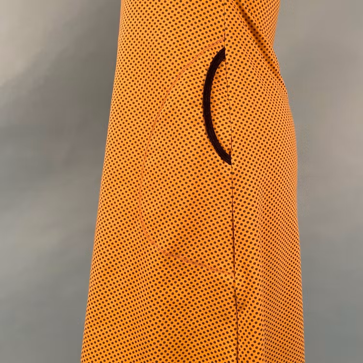 A-linjeformad trikåklänning i valfritt ekologiskt tyg, med valbar ärmlängd och fickor.