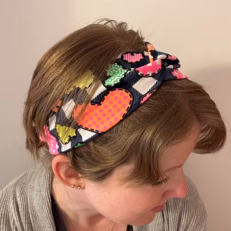 Hårband med twist i hjärttyg