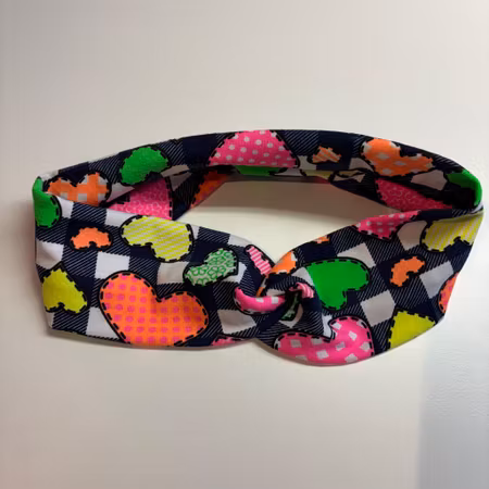 Hårband med twist i hjärttyg