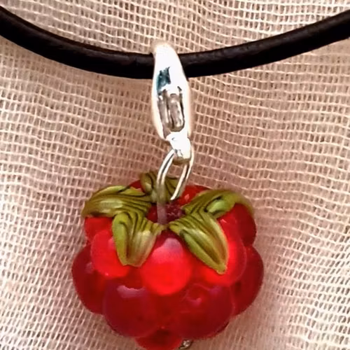 Hallon/ Åkerbärsberlock handgjord i återvunnet glas