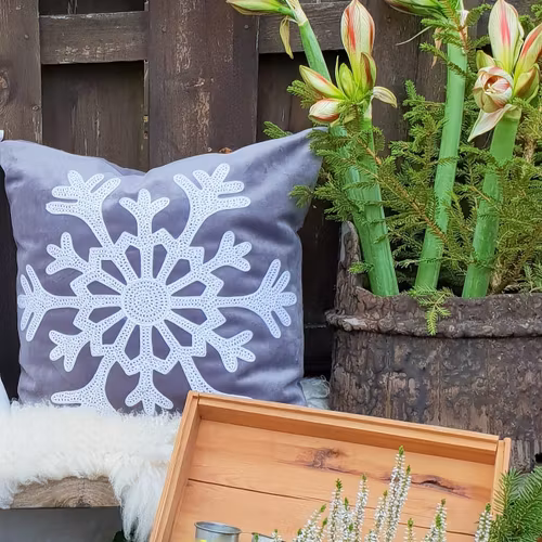 Kuddfodral  Stor broderad snöflinga