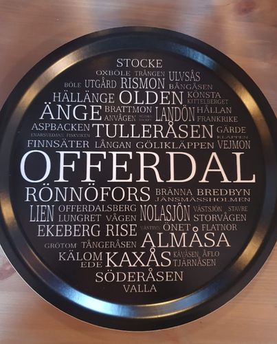 Bricka Offerdal Svart med vit text