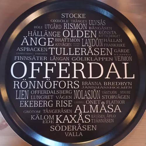 Bricka Offerdal Svart med vit text