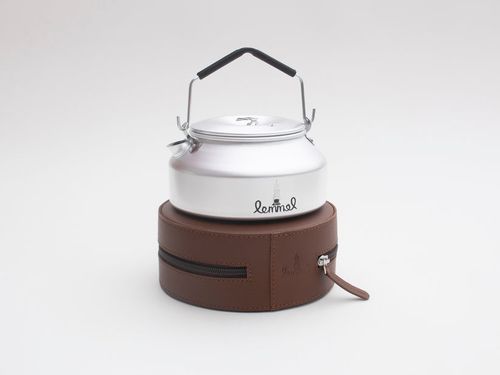 Kaffepanna i skinnfodral