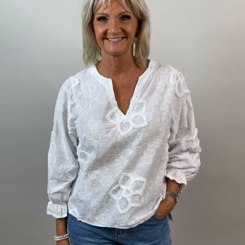 Vit blommig blus