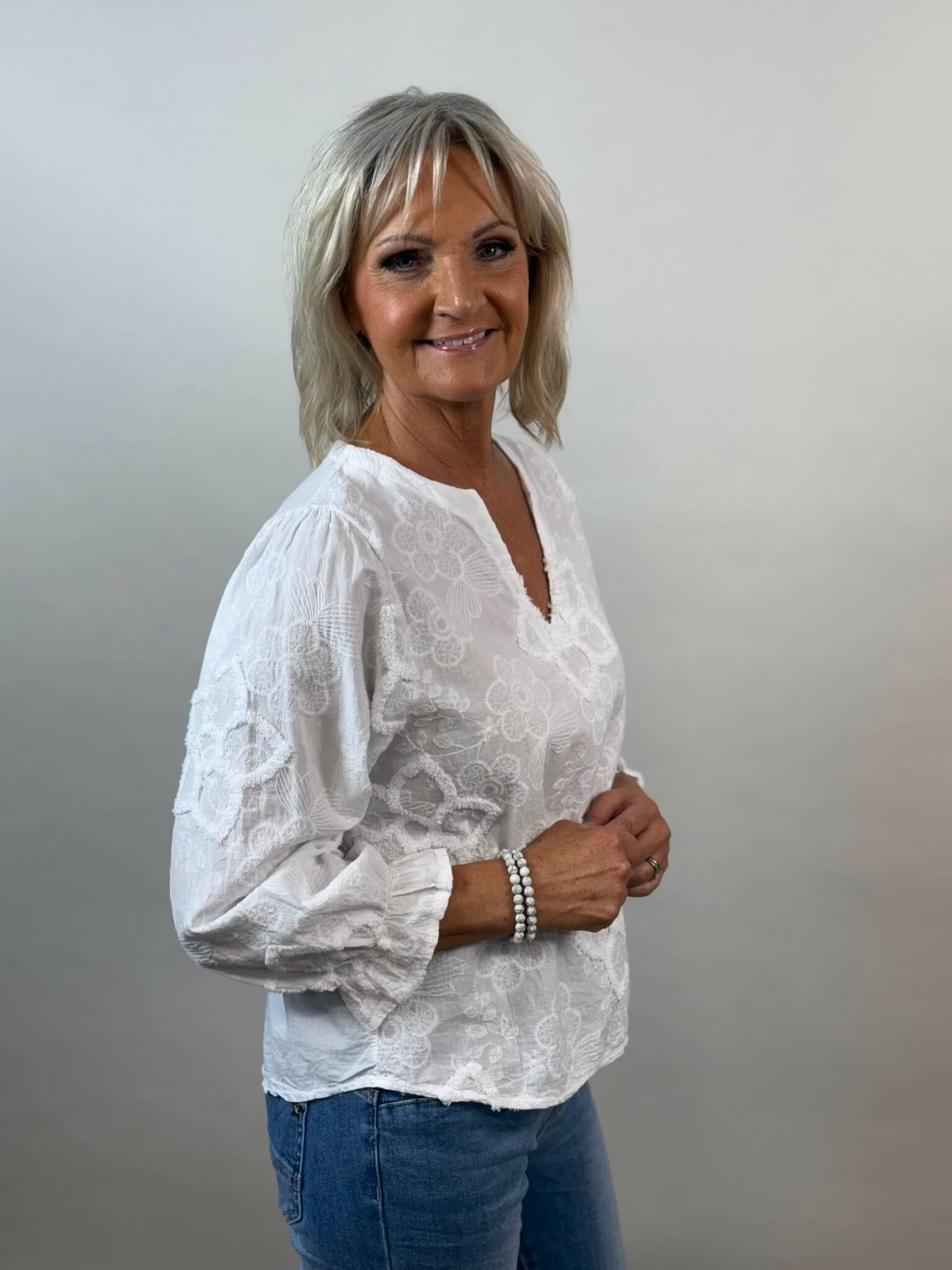 Vit blommig blus