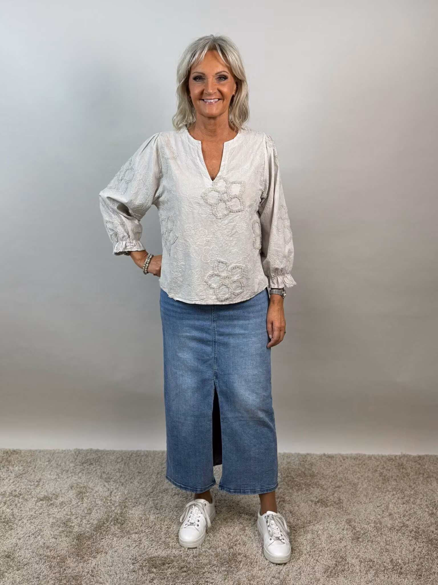 Vit blommig blus
