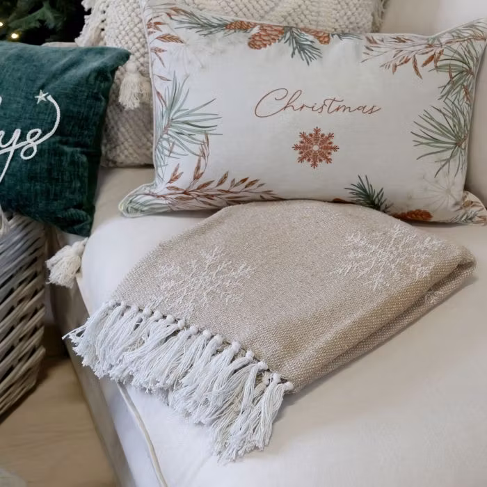 Lattefärgad filt med broderade iskristaller