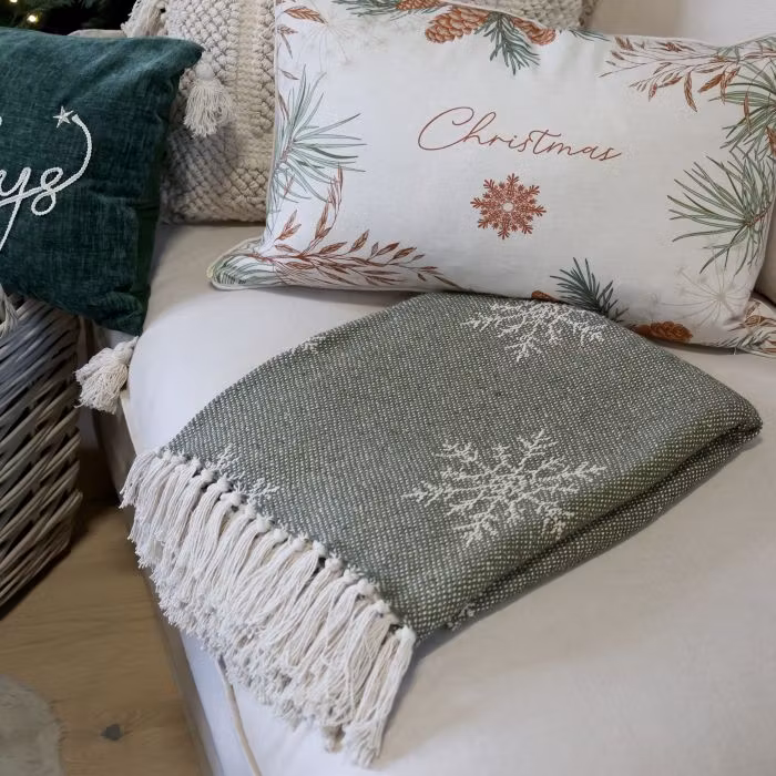 Olivfärgad filt med broderade iskristaller