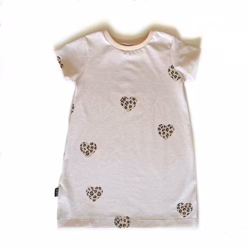 Lång t-shirtklänning - Leo hearts beige