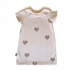 Lång t-shirtklänning - Leo hearts beige