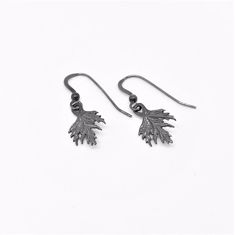 Örhängen Musöra på krok oxiderat silver
