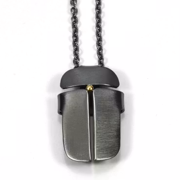 Skarabé - oxiderat silver med guldkula