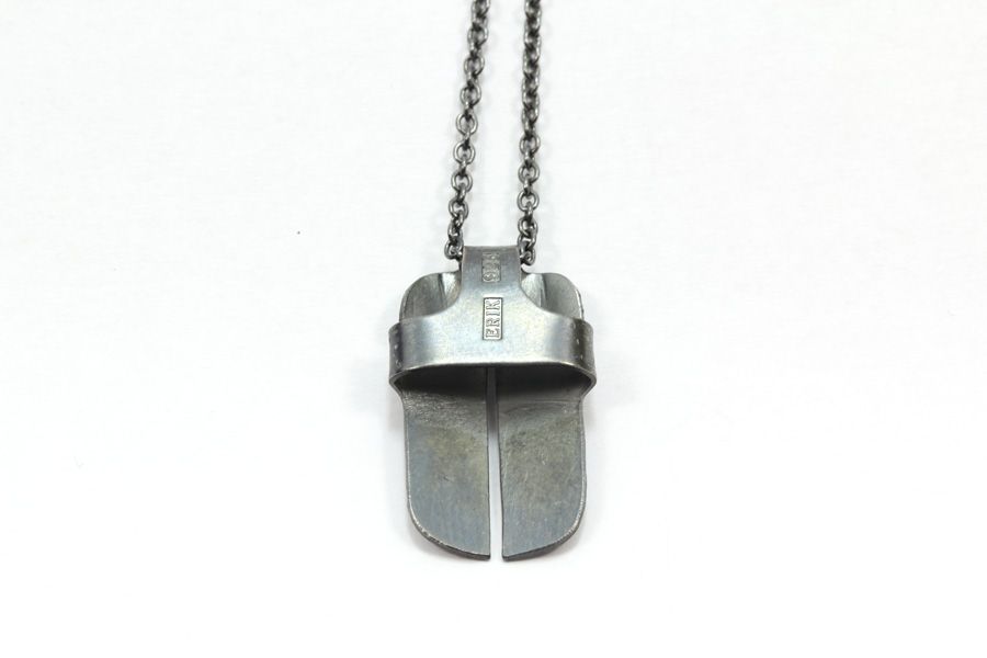 Skarabé - oxiderat silver med guldkula