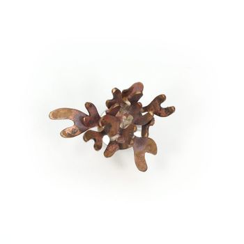 Pin i patinerad brons