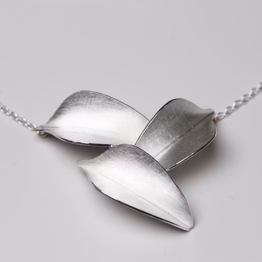 Halsband - Bladverk, 3 blad
