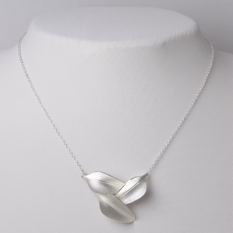 Halsband - Bladverk, 3 blad