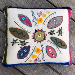 Nåldyna Alice - beskrivning & mönster att ladda ner