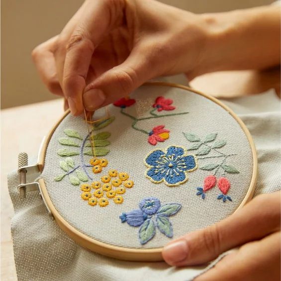 Broderikit "The forest fruits"