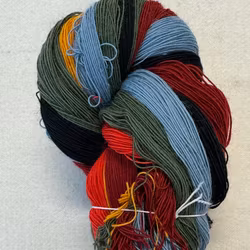 Ullgarn 1-trådigt mix ljusblå vinröd svart