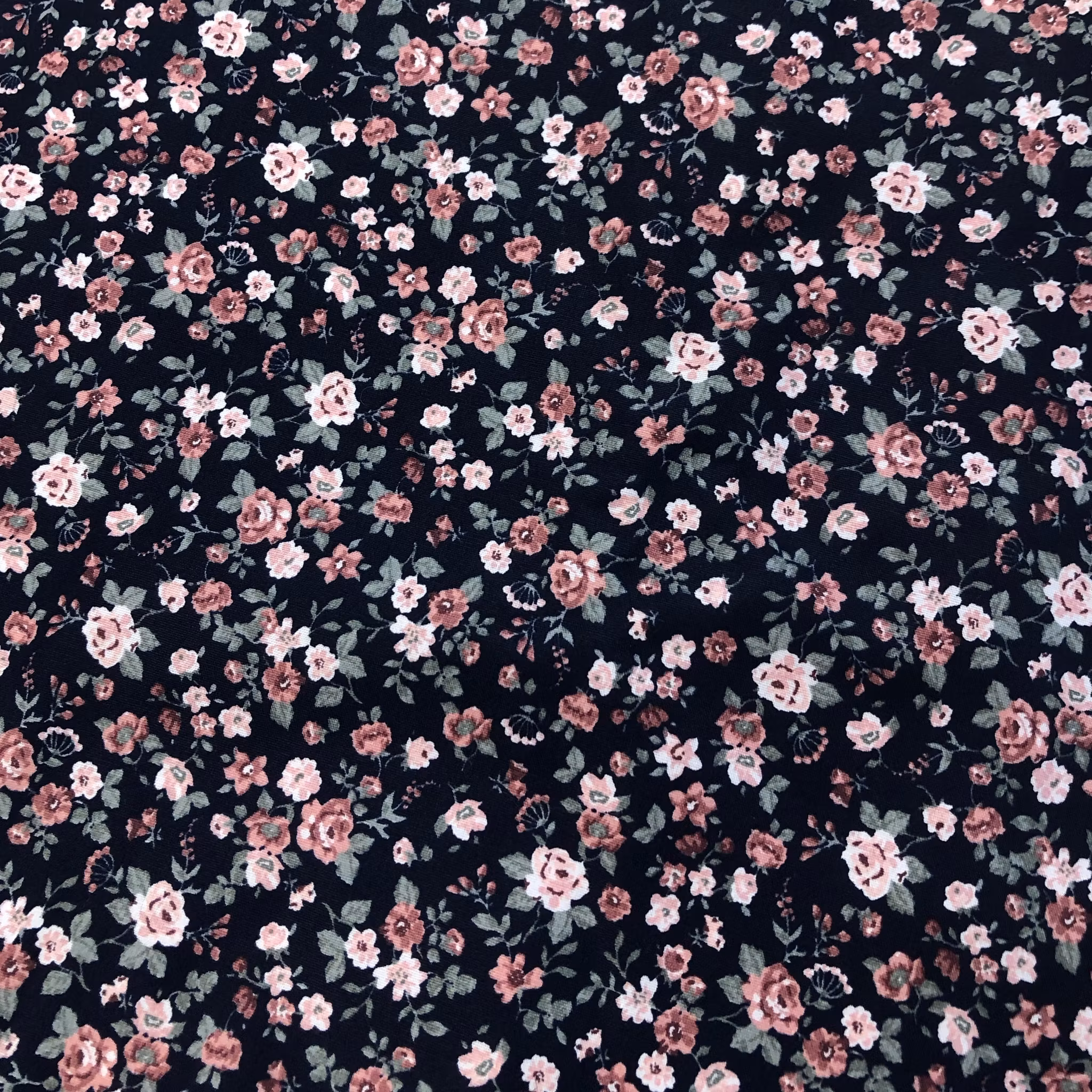 Bomullstyg mörkblått blommigt